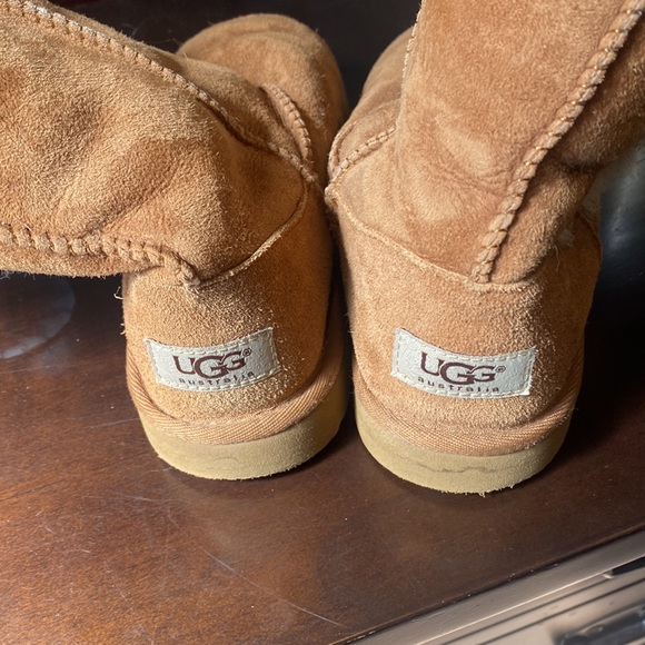 Uggs 2 - Picture 2 of 7